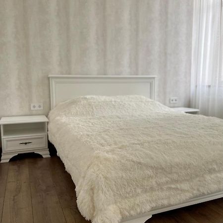 Pride Apartment Лвив Екстериор снимка